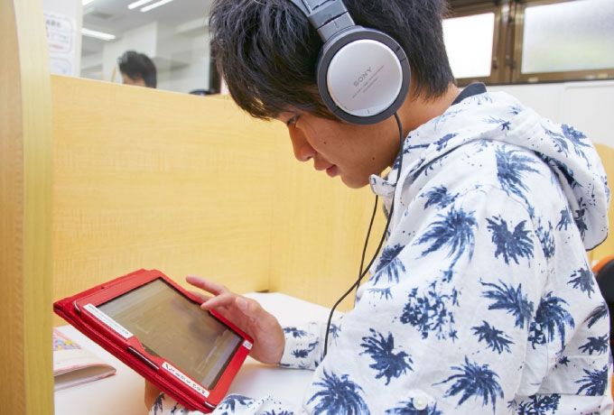 タブレットで学習中