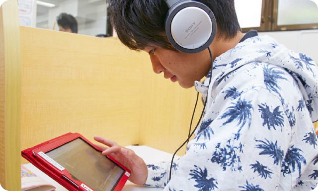 タブレットで学習中