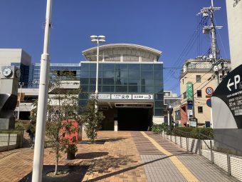 ①京都市営地下鉄烏丸線「北大路」駅３番出入口を出ます。