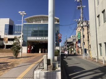 ②出た後に左へ回り、駅の側道を直進します。