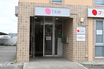 ⑤正面に教室が見えます。TAMは1階になりますので、左側の入口よりお進みください。