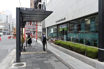 ②出た後に右折し、京都市バス停に向かって直進します。