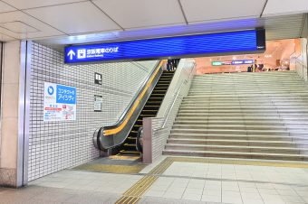 ①京阪本線「枚方市」駅南口エスカレーターを降ります。