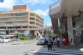 ②南に出た後すぐにある横断歩道を渡り、直進します。