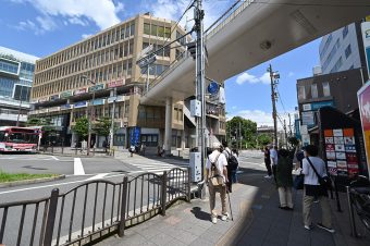 ③次の交差点左折し、横断歩道を渡った後、枚方市役所に向かって進みます。