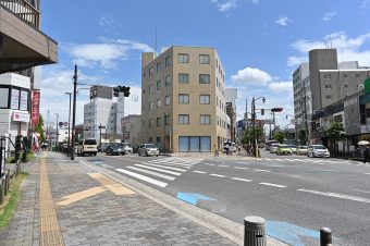 ④「枚方市役所前」交差点を左折し、道なりに進みます。