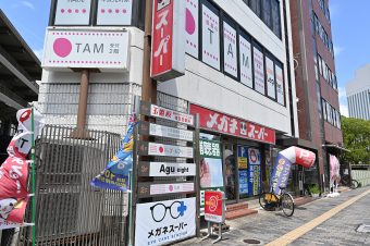 ⑤1分歩くと左手にTAMの看板が見えますので、正面入口より2階までお上がりください。