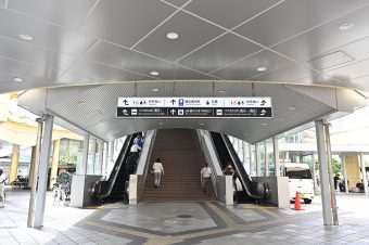 ①JR京都線「高槻」駅南口よりロータリーを直進し、エスカレーターを降ります。