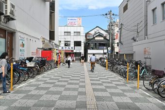 ②地上階についた後に左折し、歩道を直進します。