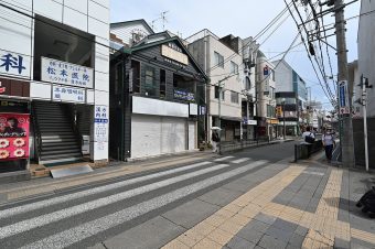 ③突き当りの横断歩道を渡り、右折します。