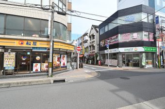 ④右折後すぐの交差点（松屋さん）を左折します。